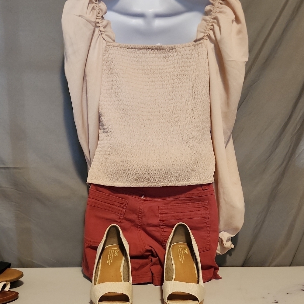 Trendy Astr NWOT Med Modern Top - Picture 4 of 6